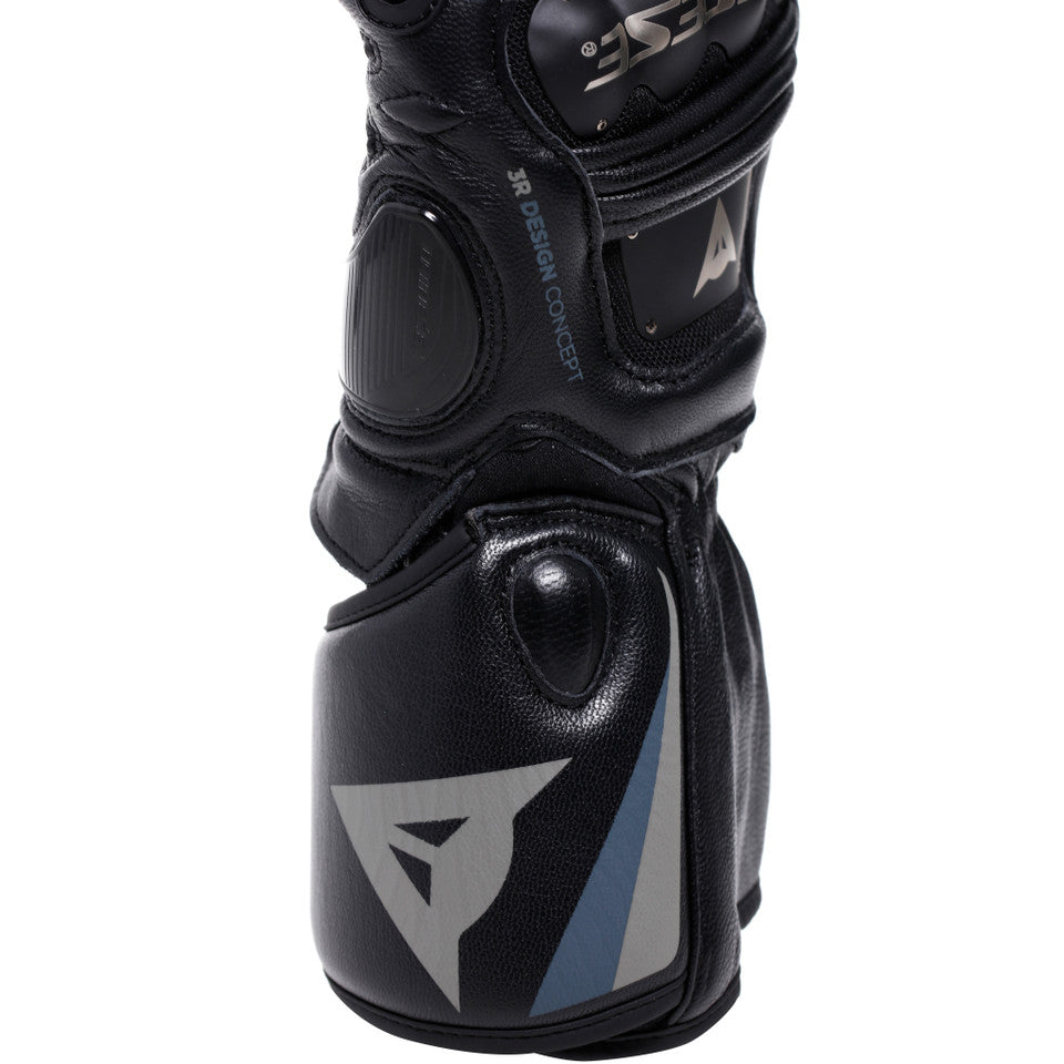 DAINESE STEEL-PRO GLOVES BLACK/ANTHRACITE 袖口特寫，可見3R DESIGN CONCEPT鎢鋼合金硬式護腕與反光DAINESE三角標誌，袖口採預彎曲構造強化與皮衣袖口的密合度，黑/炭灰配色賽道手套