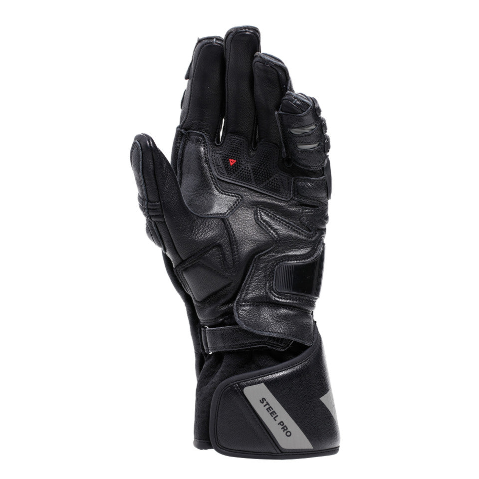 DAINESE STEEL-PRO GLOVES BLACK/ANTHRACITE 手背正面照，完整呈現鎢鋼合金指關節護具、STEEL PRO字樣袖口標示與DAINESE品牌標誌，黑/炭灰配色，義大利原廠賽道專用皮革手套