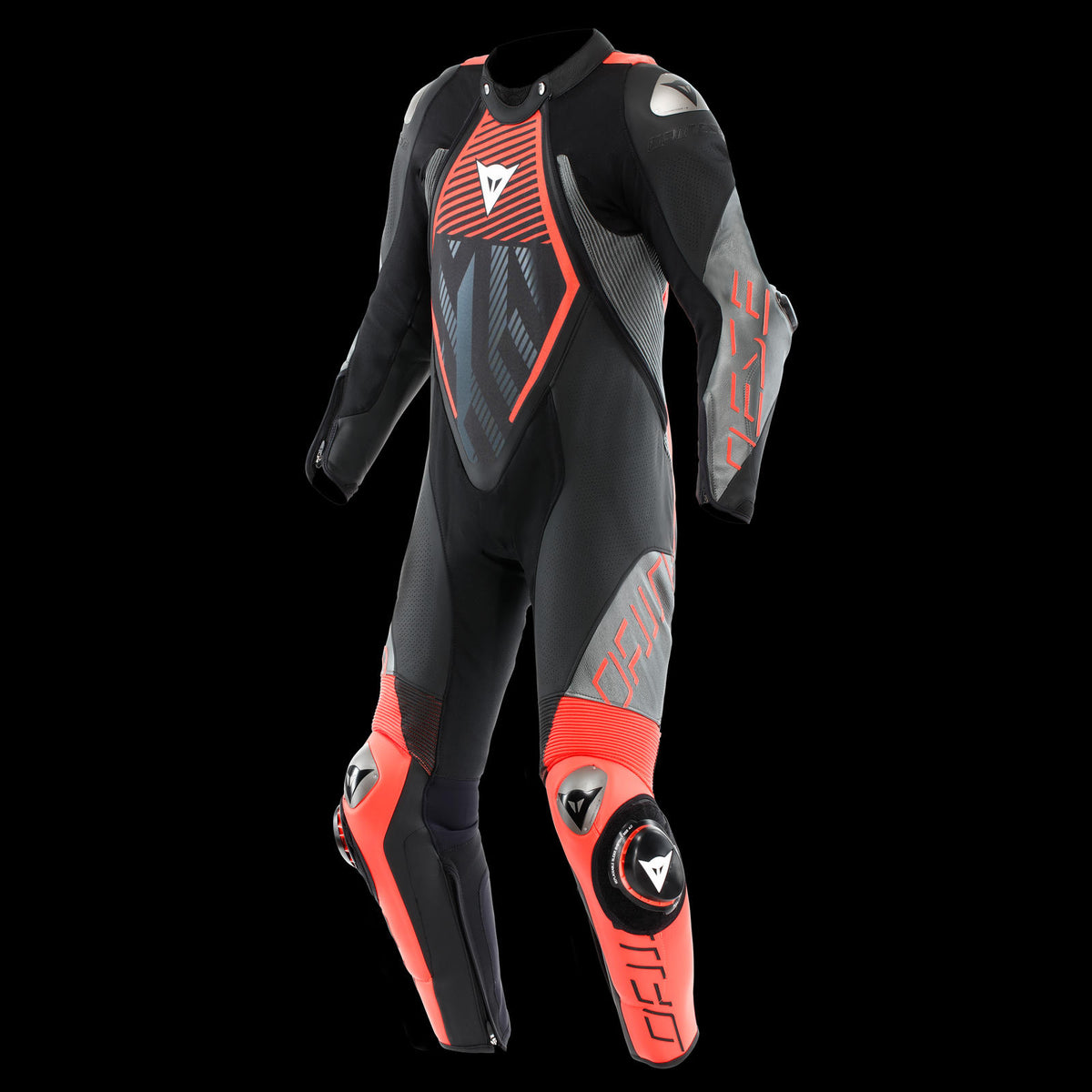 DAINESE AUDAX D-ZIP 1PC PERF. LEATHER SUIT 黑螢光紅炭灰連身賽車皮衣正面產品照，可見DAINESE三角品牌標誌、幾何線條與肩部鋁合金護片立體輪廓