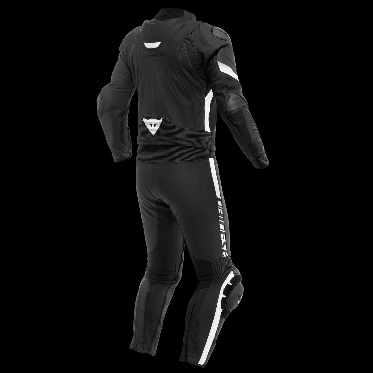 DAINESE AVRO 4 LEATHER 2PCS SUIT 黑黑白兩截式皮衣背面站姿照，可見腰間拉鍊接合線與肩部鋁合金護片