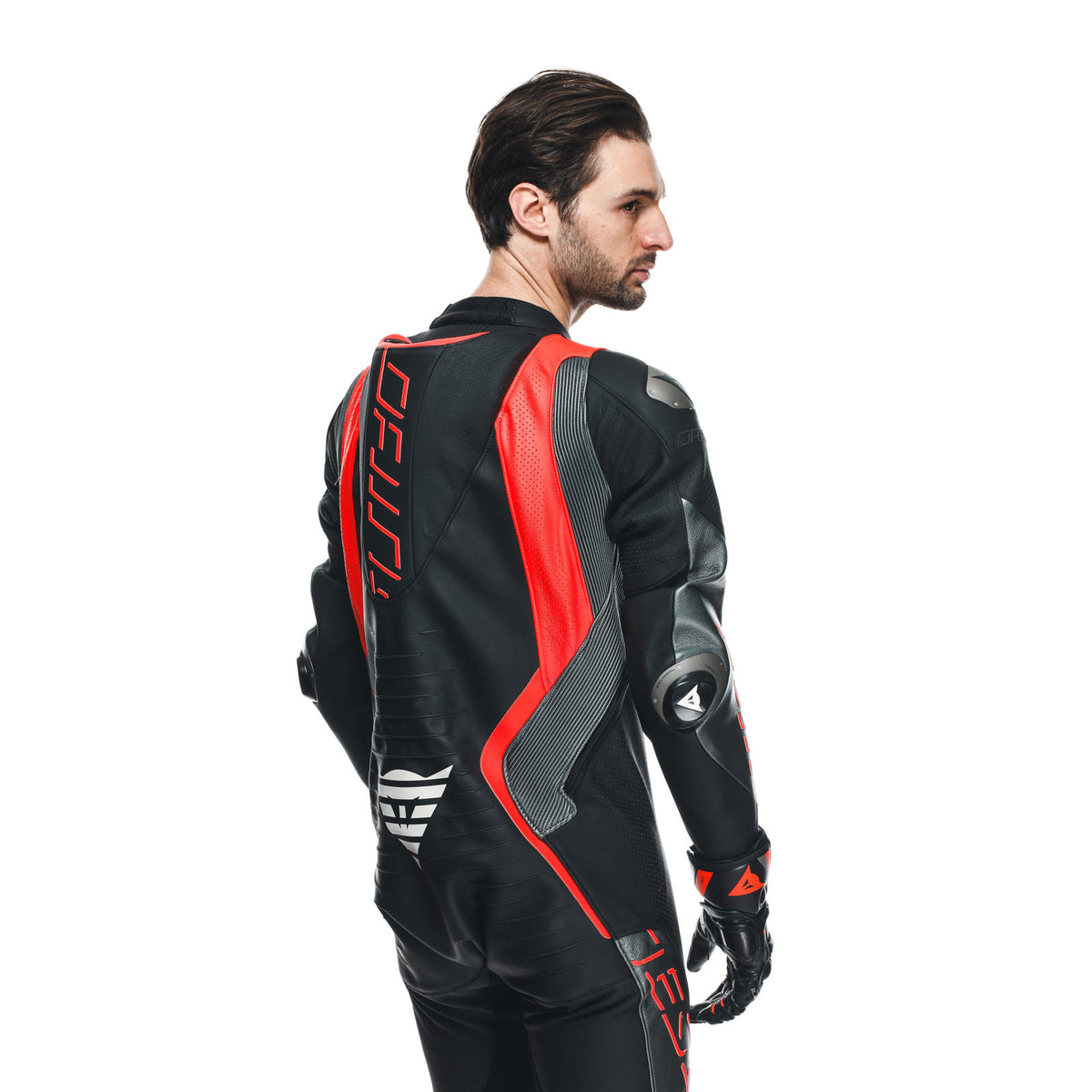 DAINESE AUDAX D-ZIP 1PC PERF. LEATHER SUIT 背面站姿照，可見DAINESE字樣與螢光紅線條沿背部延伸