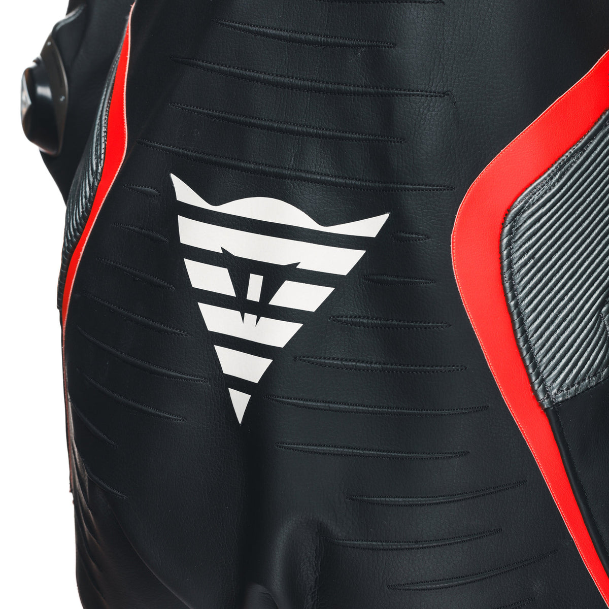 DAINESE AUDAX D-ZIP 1PC PERF. LEATHER SUIT 背部DAINESE三角標誌特寫