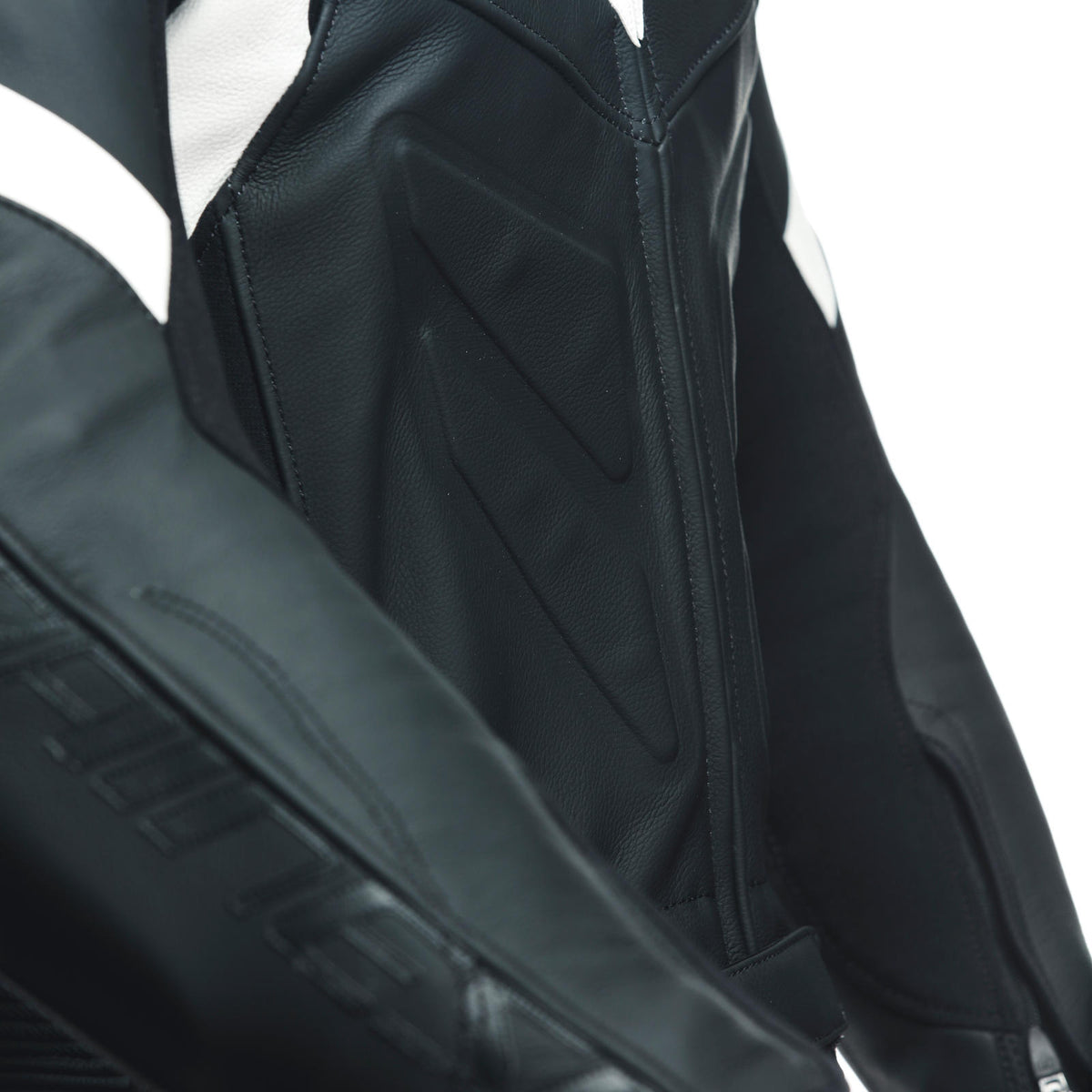 DAINESE AVRO 4 LEATHER 2PCS SUIT 胸口拉鍊與肩部護甲細部特寫
