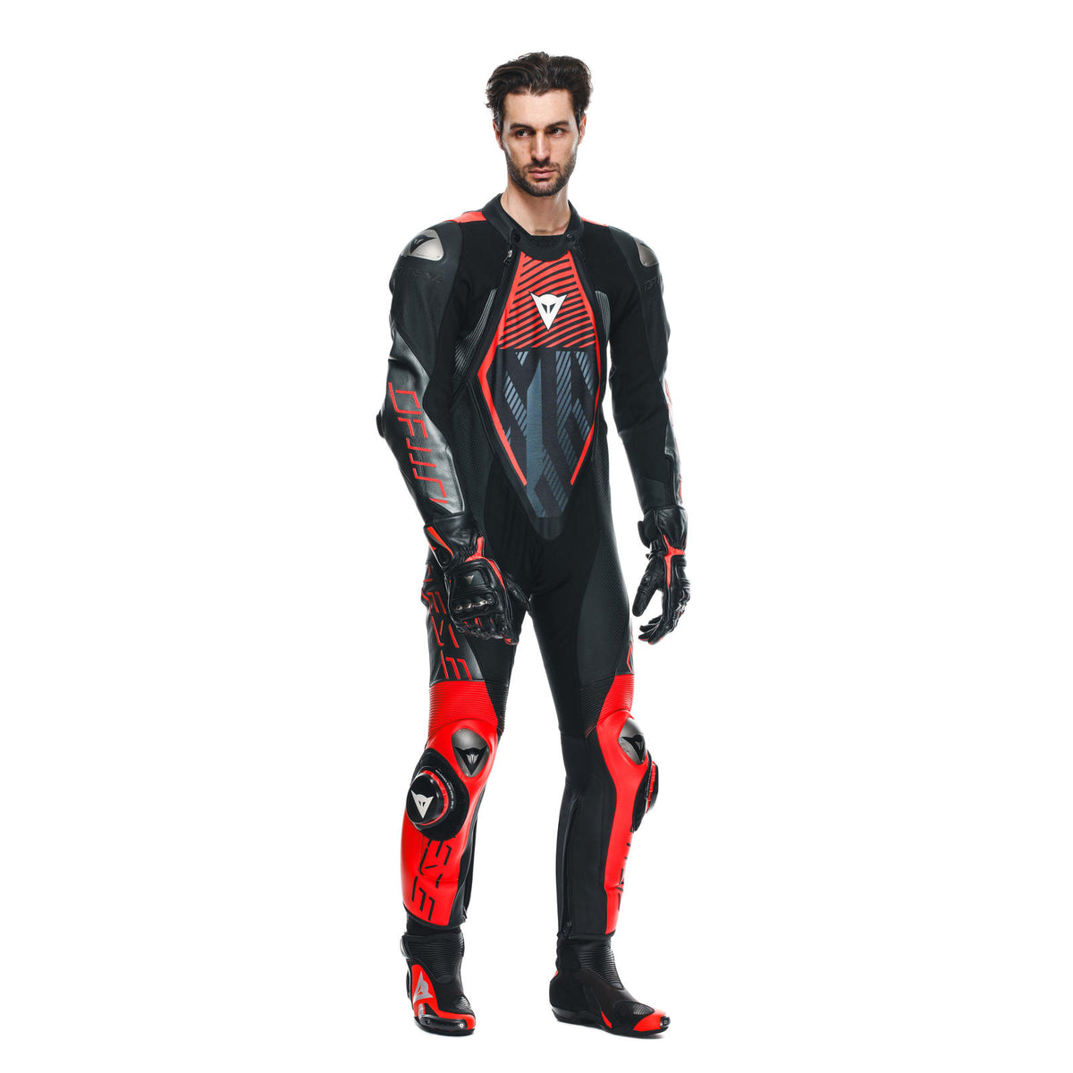 DAINESE AUDAX D-ZIP 1PC PERF. LEATHER SUIT 正面站姿照，展示完整版型與胸口幾何圖騰設計