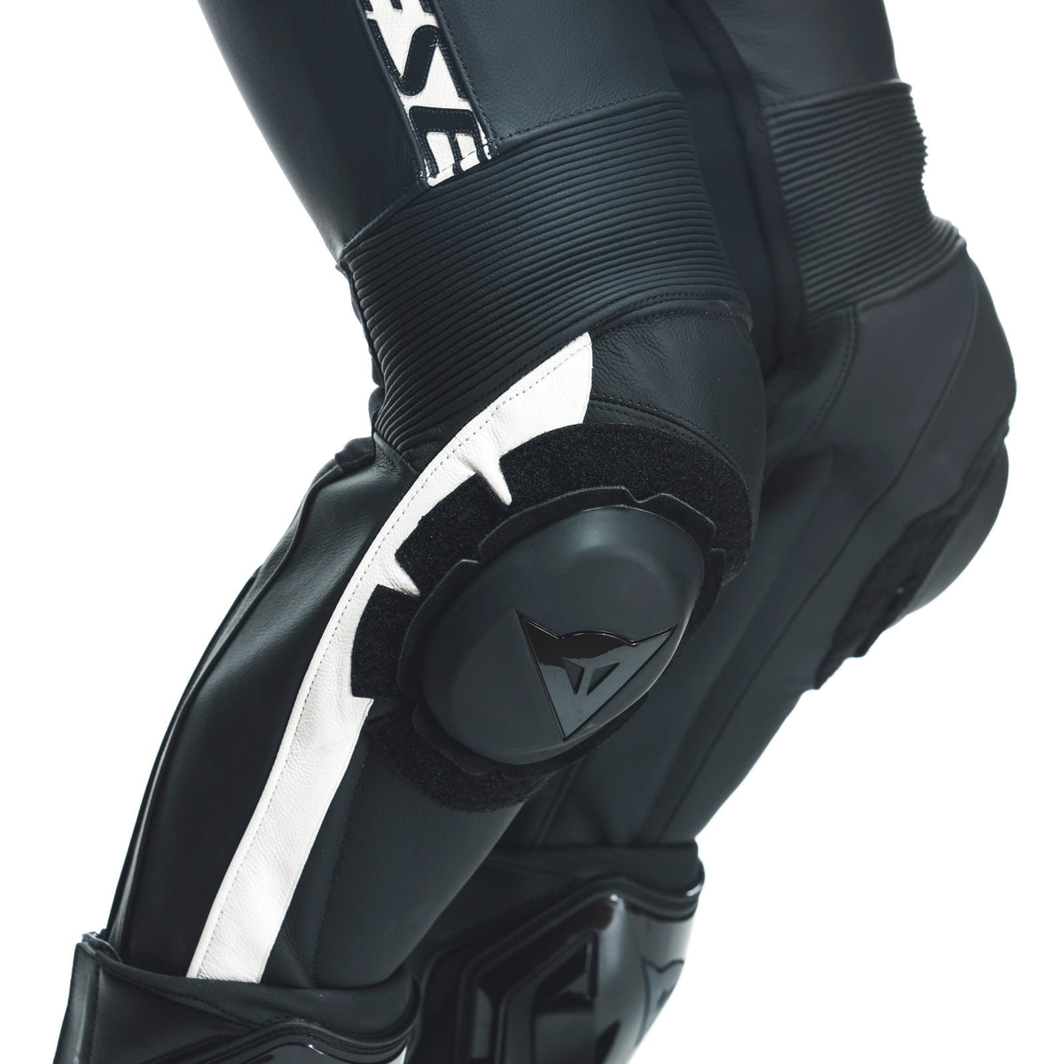 DAINESE AVRO 4 LEATHER 2PCS SUIT 膝蓋可替換式滑塊特寫，可見DAINESE三角標誌