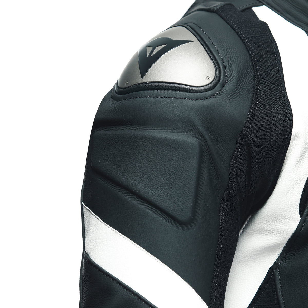 DAINESE AVRO 4 LEATHER 2PCS SUIT 肩部可替換鋁合金護片特寫，可見DAINESE品牌標誌