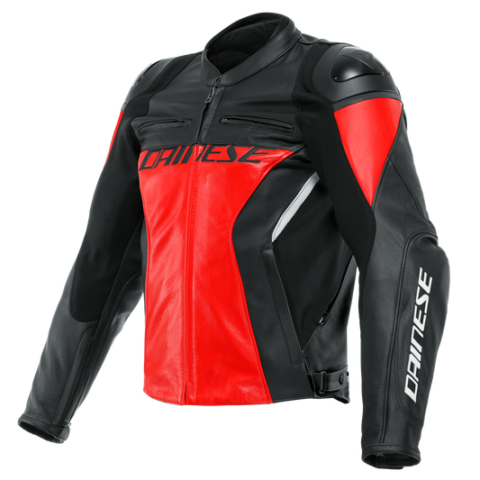 DAINESE RACING 4 LEATHER JACKET 熔岩紅黑賽道皮衣平拍陳列照，正面胸口大面積熔岩紅配色與DAINESE品牌標誌，運動化貼身剪裁，Tutu牛皮革製作適合運動化騎乘
