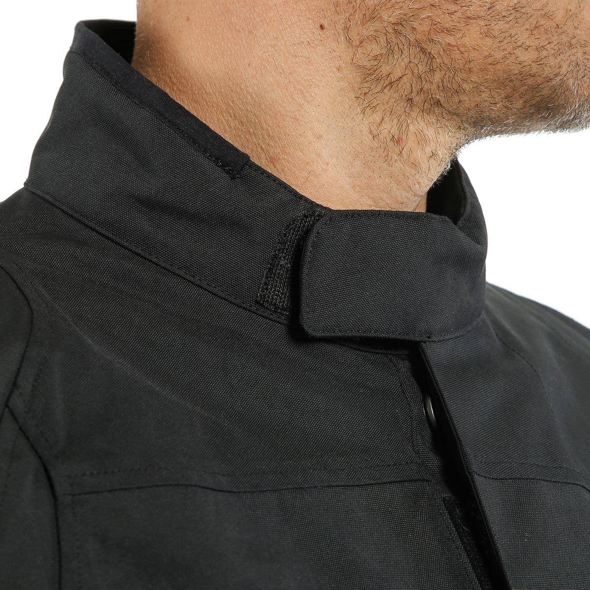DAINESE SAETTA D-DRY JACKET 領口可調整魔鬼毾特寫，展示領子剖裁與抣鬆設計細節