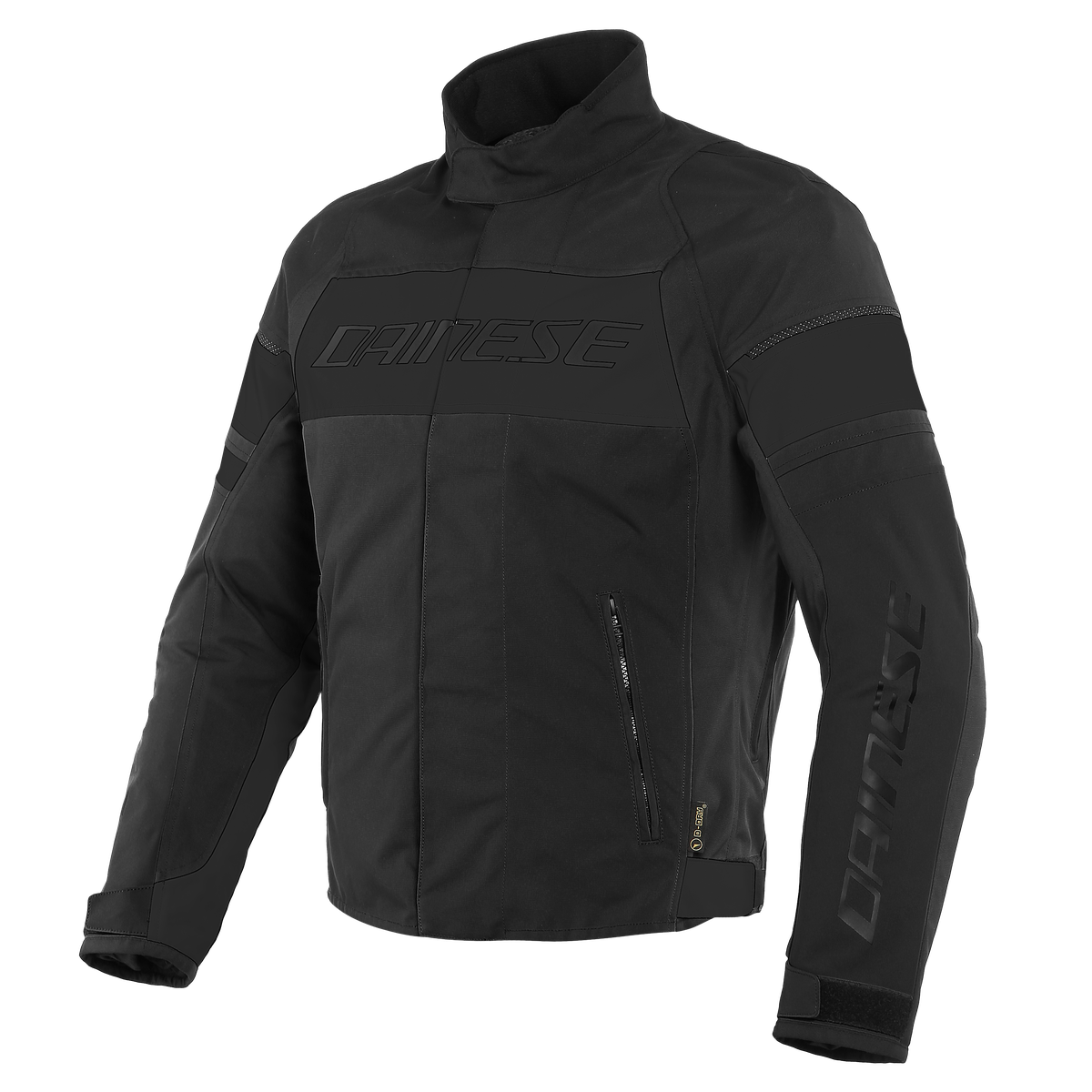 DAINESE SAETTA D-DRY JACKET 全黑正面平拍照，黑色防水布料外套，胸口DAINESE標準字與反光圖樣