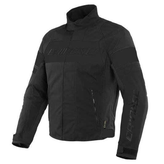 DAINESE SAETTA D-DRY JACKET 全黑正面平拍照，黑色防水布料外套，胸口DAINESE標準字與反光圖樣