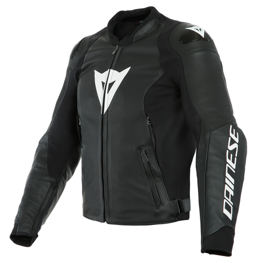 DAINESE SPORT PRO PERF. LEATHER JACKET 打洞黑白賽道皮衣正面側角陳列照，可見肩部鋁合金護片、胸口拉鍊與DAINESE品牌標誌，運動貼身版型，頂級牛皮革製作適合激烈操駕使用