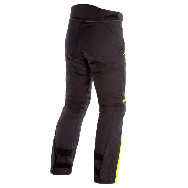 DAINESE TEMPEST 2 D-DRY PANTS 黑黑黃配色背面商品照，白底陳列展示褲款後臀與腿部版型，可見螢光黃反光細節、腰際魔鬼氈調整帶與小腿拉鍊設計