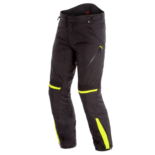 DAINESE TEMPEST 2 D-DRY PANTS 黑黑黃配色正面商品照，白底陳列展示防水透氣騎士褲版型，膝蓋與小腿處可見螢光黃反光線條、D-Stone耐磨補強布料與大腿透氣孔設計